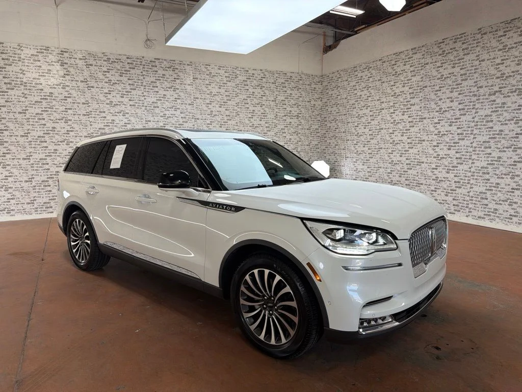 Used 2023 Pristine White Metallic Tri-Coat Lincoln Reserve image 1