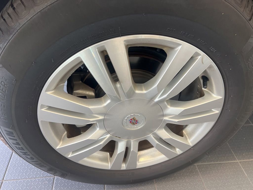 Used 2012 RADIANT SILVER METALLIC Cadillac Luxury Collection image 26