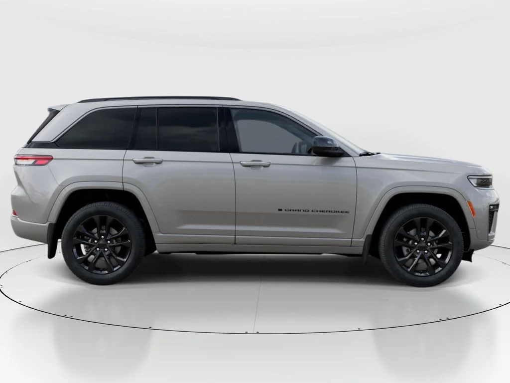 New 2026 Silver Zynith Exterior Paint Jeep Limited Reserve image 23