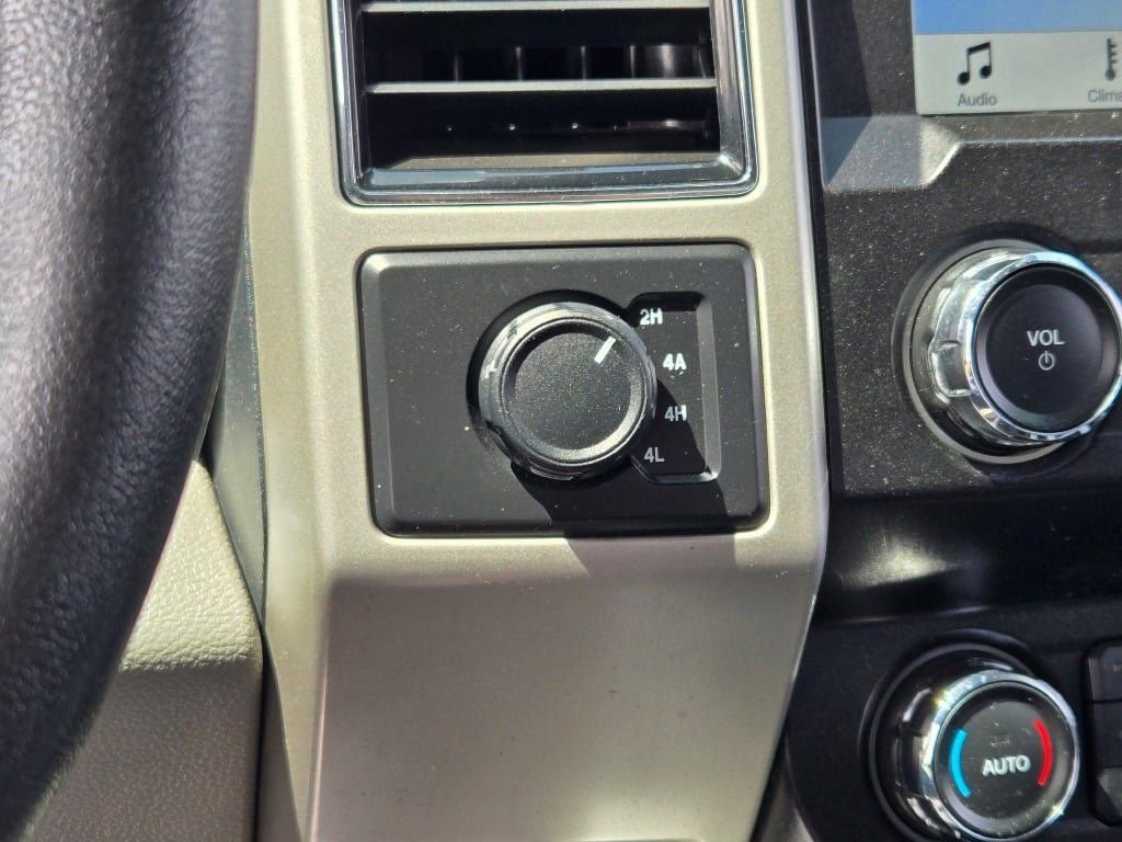 Used 2019 Magnetic Ford Lariat image 30