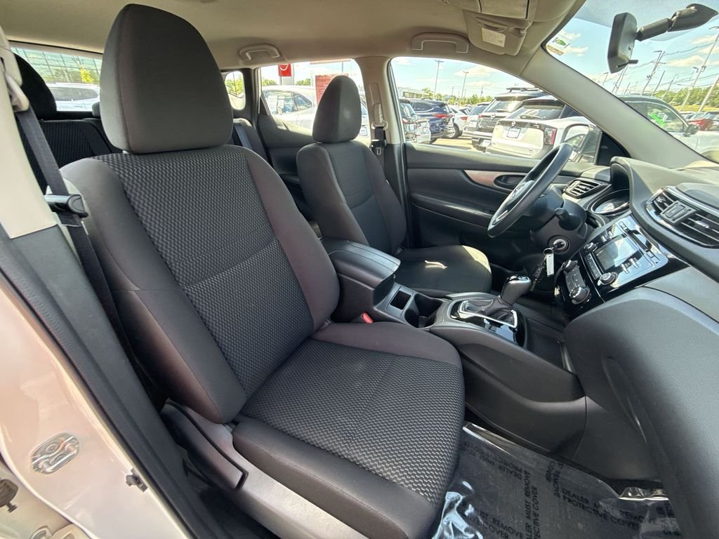 Used 2018 White Nissan S image 23