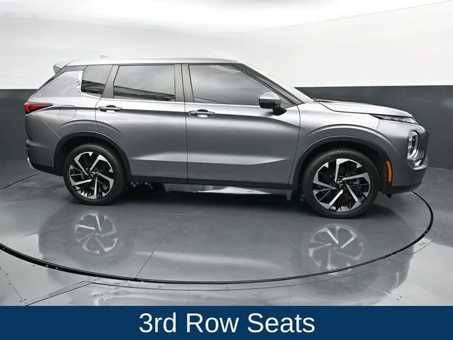 Used 2022  Mitsubishi SE image 11