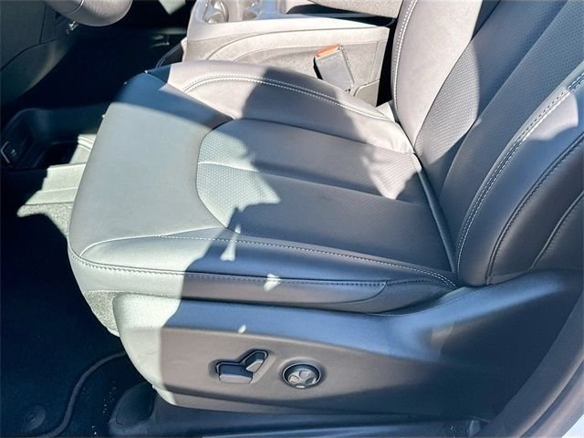 New 2026 Bright White Clear-Coat Exterior Paint Chrysler LX image 13