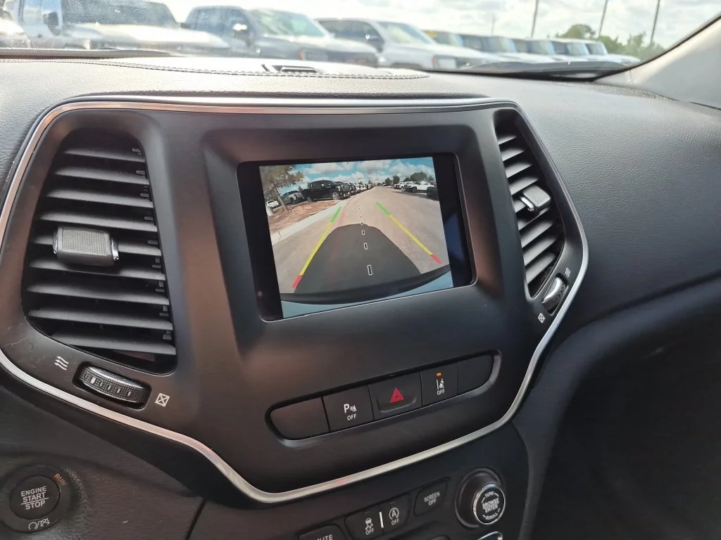 Used 2021 White Jeep Latitude Lux image 25