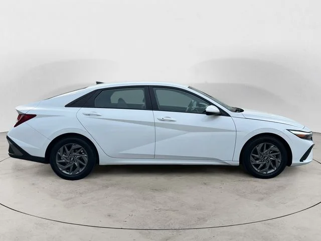 Used 2024 White Hyundai SEL image 6