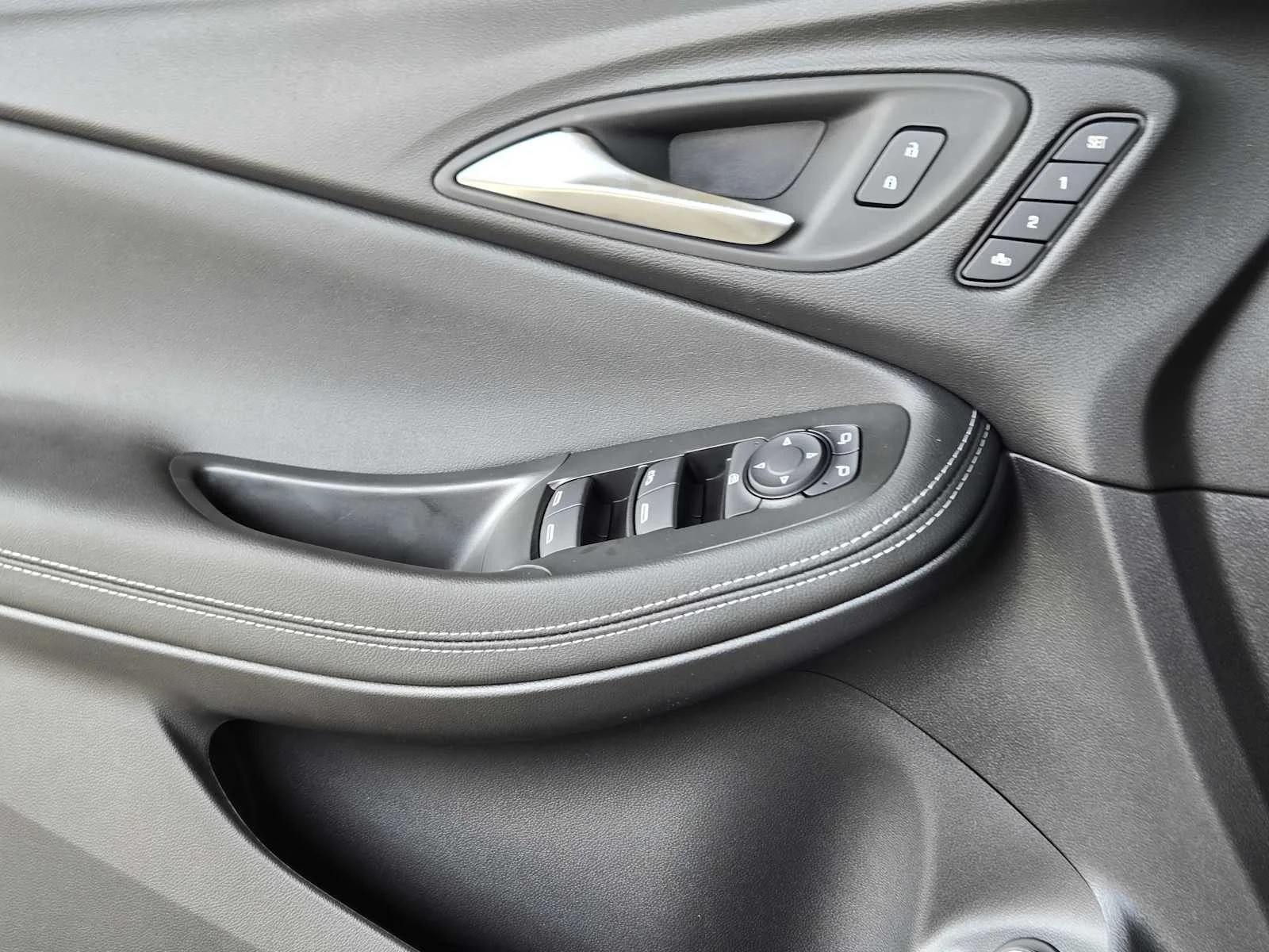 New 2026 Ebony Twilight Metallic Buick Avenir image 15