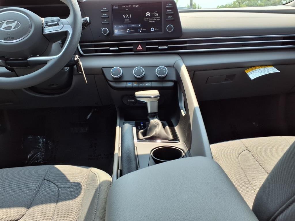 2025 Hyundai Elantra SE - Photo 6