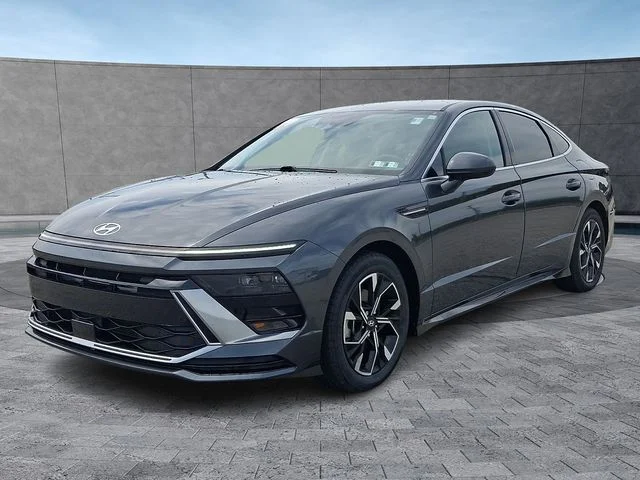 Used 2024 Gray Hyundai SEL image 4