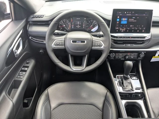 New 2026 Diamond Black Crystal Pearl-Coat Exterior Paint Jeep Latitude image 20