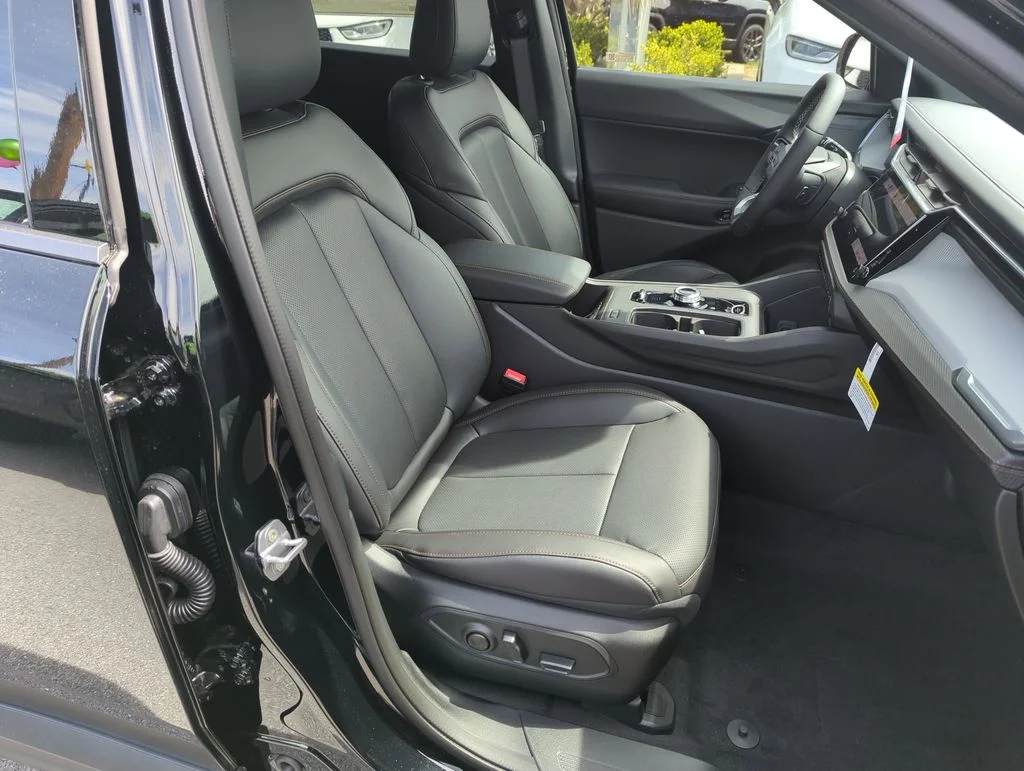 New 2026 Diamond Black Crystal Pearlcoat Jeep Limited image 35