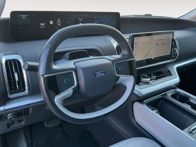 Used 2025 Oxford White Ford Platinum image 10