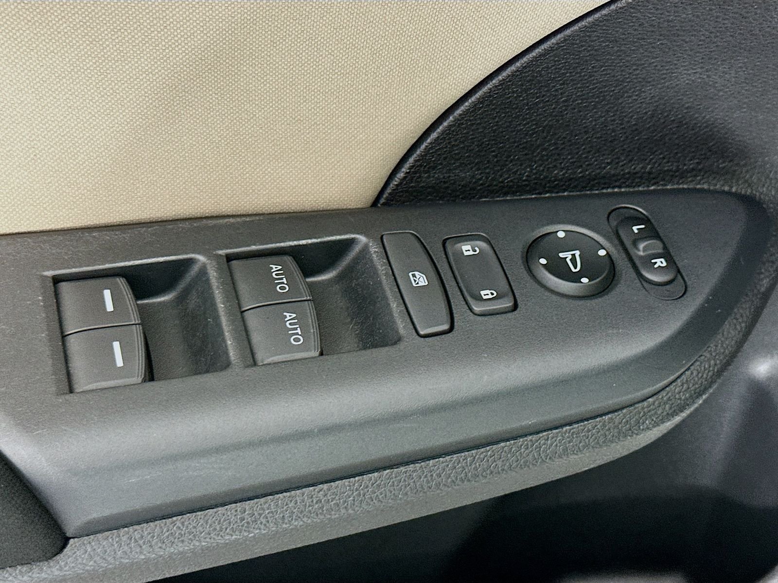 Used 2018 White Honda EX image 17