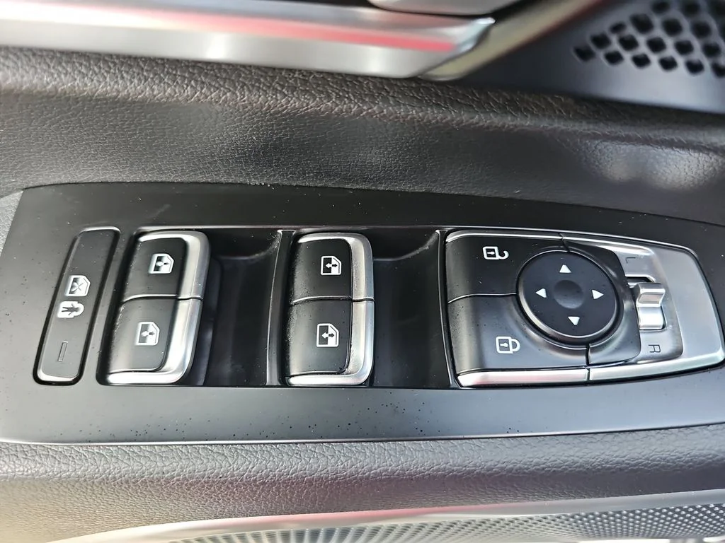 Used 2022 White Kia S image 29
