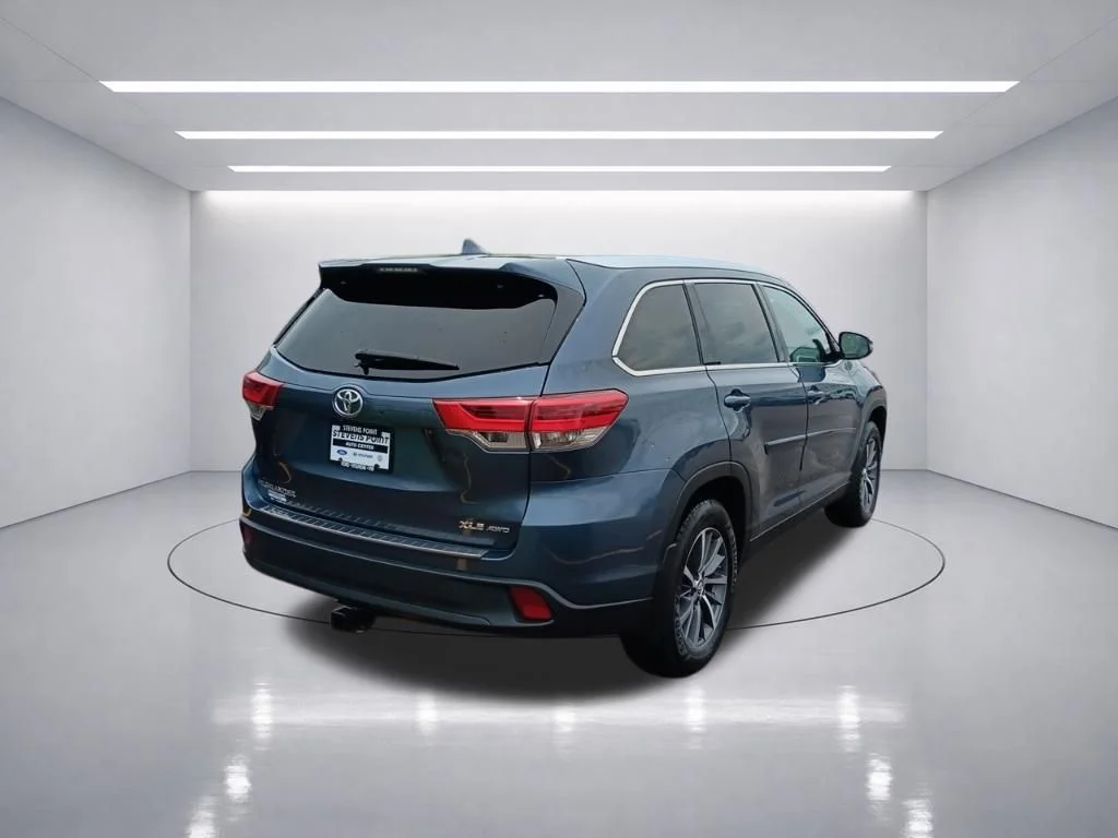 Used 2019 Shoreline Blue Pearl Toyota XLE image 22