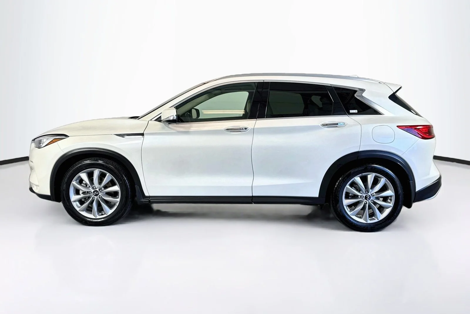 Used 2021 Majestic White INFINITI ESSENTIAL image 8