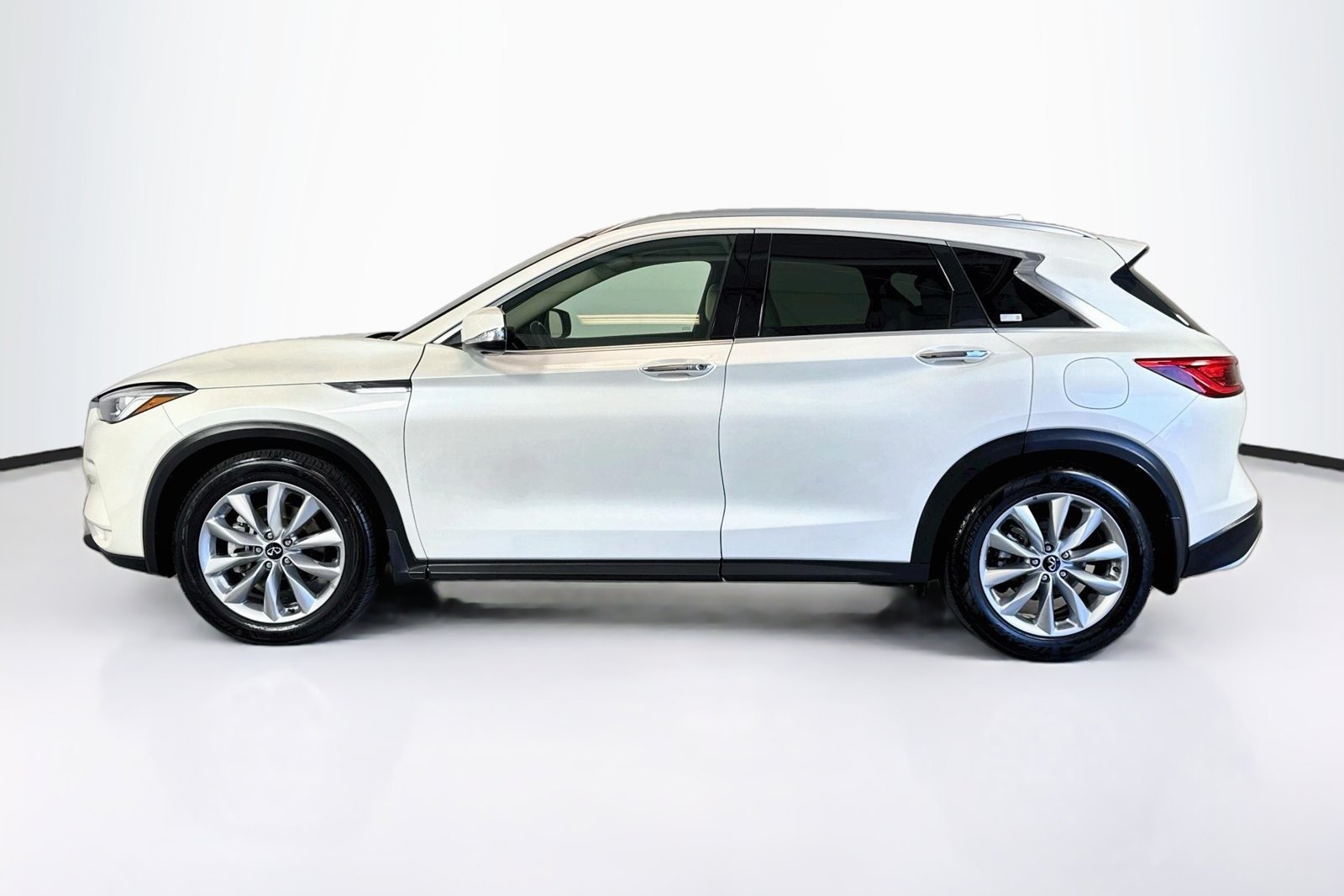 Used 2021 Majestic White INFINITI ESSENTIAL image 8
