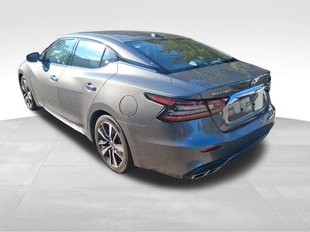 Used 2022 Gray Nissan SV image 7