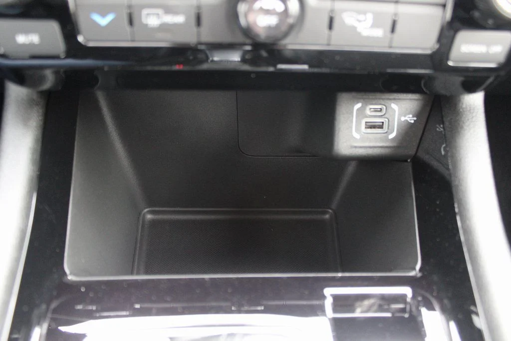 New 2026 White/off-white Jeep Latitude image 16