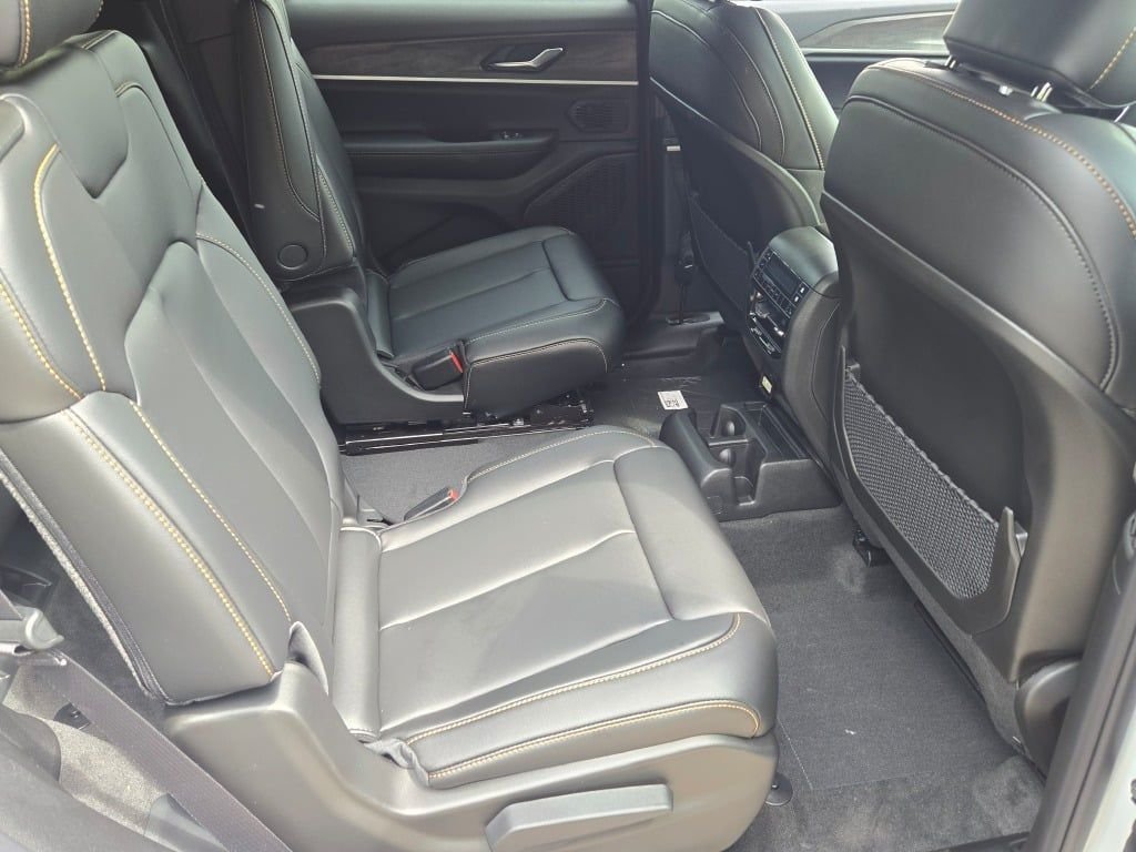New 2026 Bright White Clear-Coat Exterior Paint Jeep  image 9