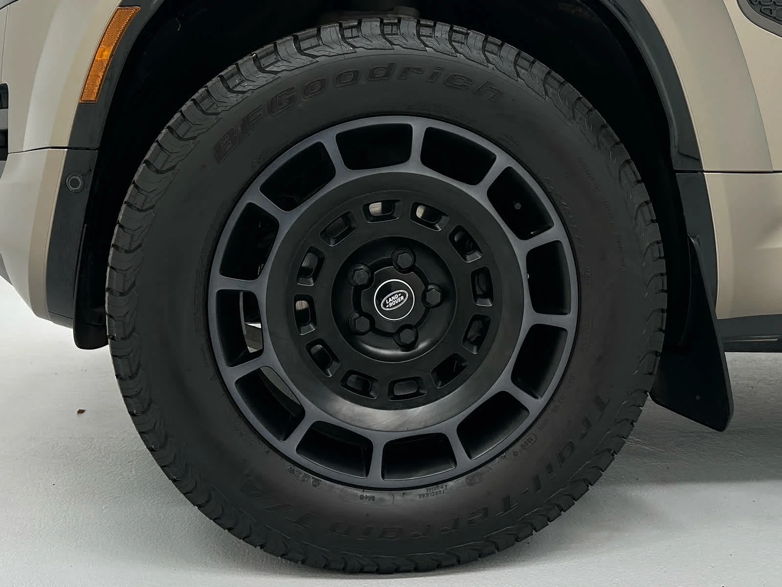 Used 2025 Petra Copper Premium Metallic Land Rover OCTA image 9