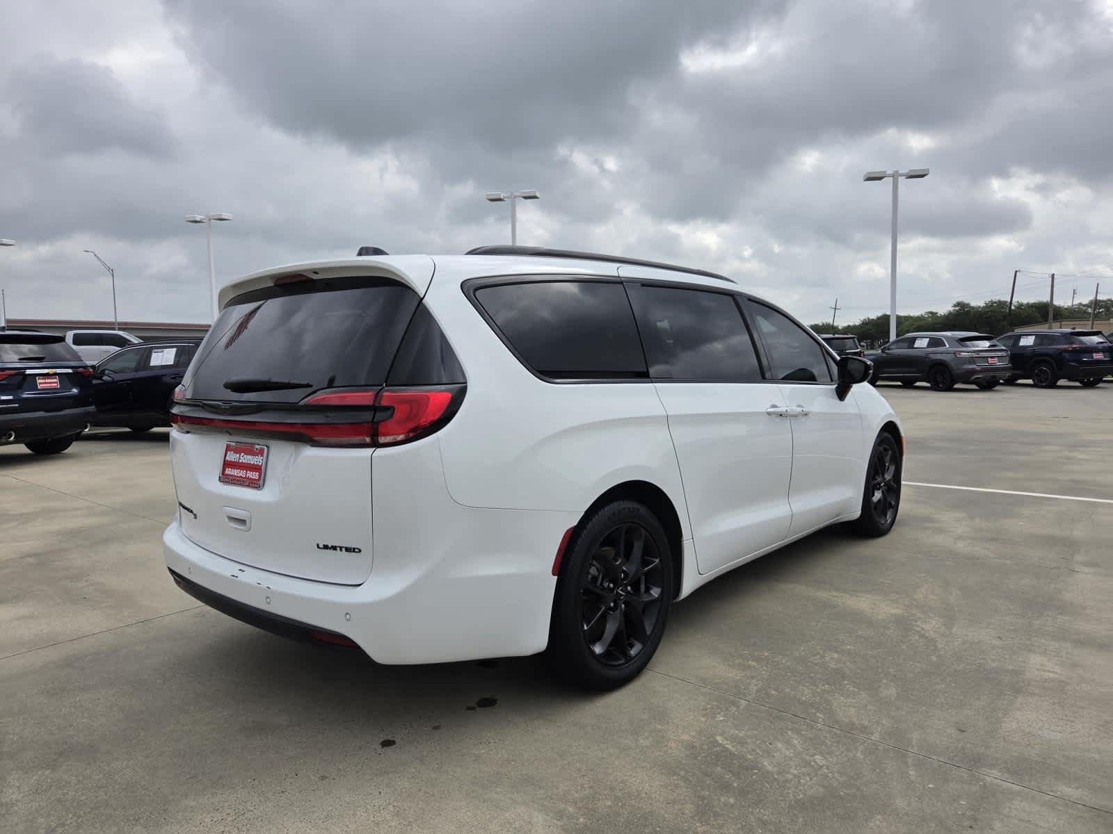 Used 2025 Bright White Clearcoat Chrysler Limited image 5
