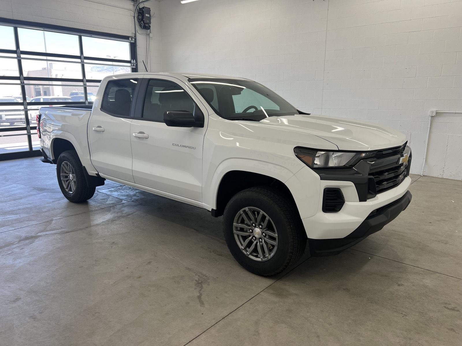 Used 2023 Summit White Chevrolet 2WD LT image 5