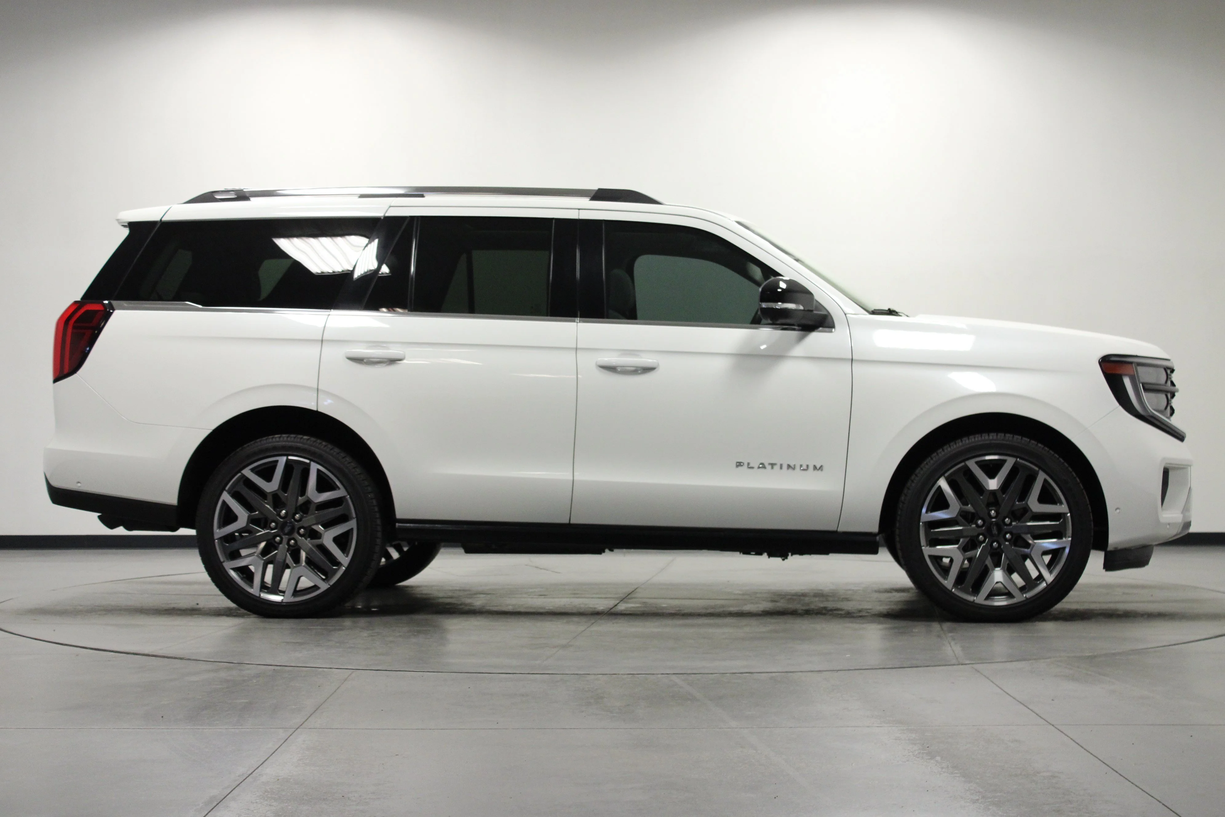 Used 2025 White Metallic Ford Platinum image 3