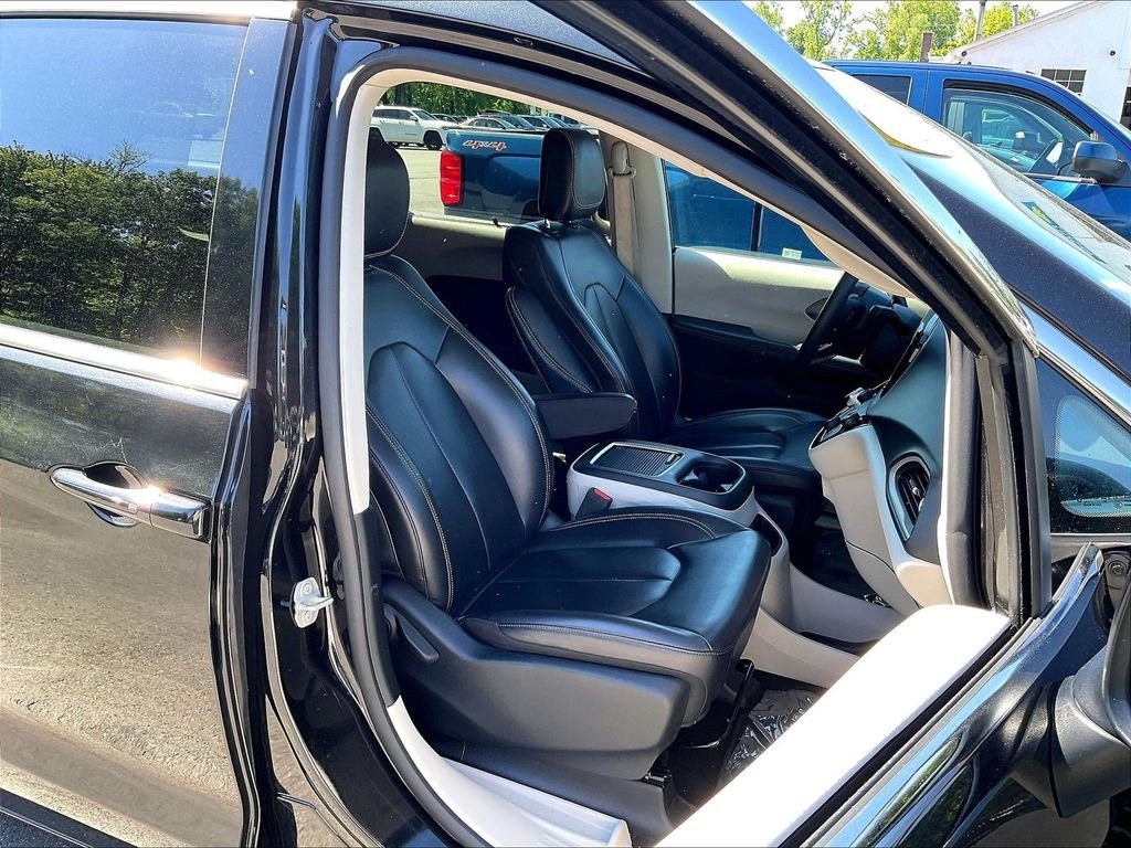 Used 2023 Black Chrysler Touring L image 11
