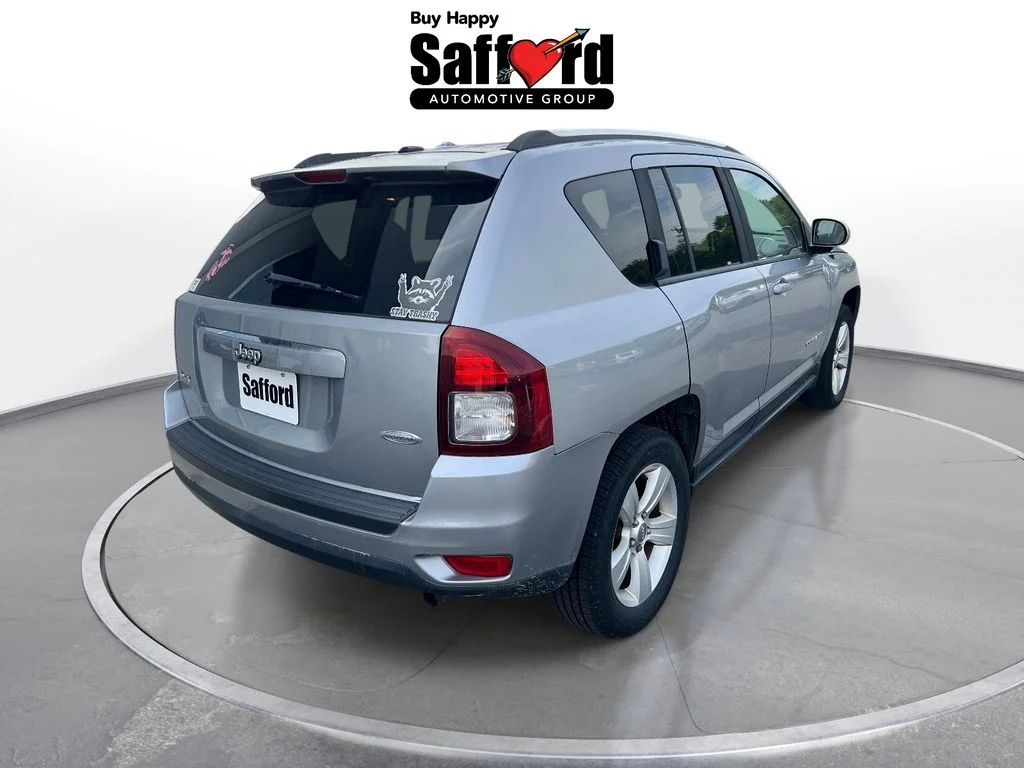 Used 2015 Silver Jeep Latitude image 16