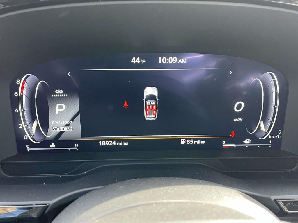 Used 2025 White INFINITI LUXE image 24
