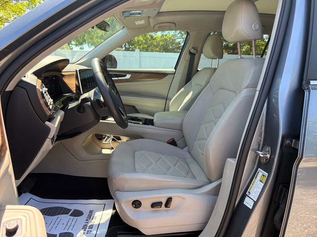 Used 2024 Gray Volkswagen 2.0T SE w/Technology image 28