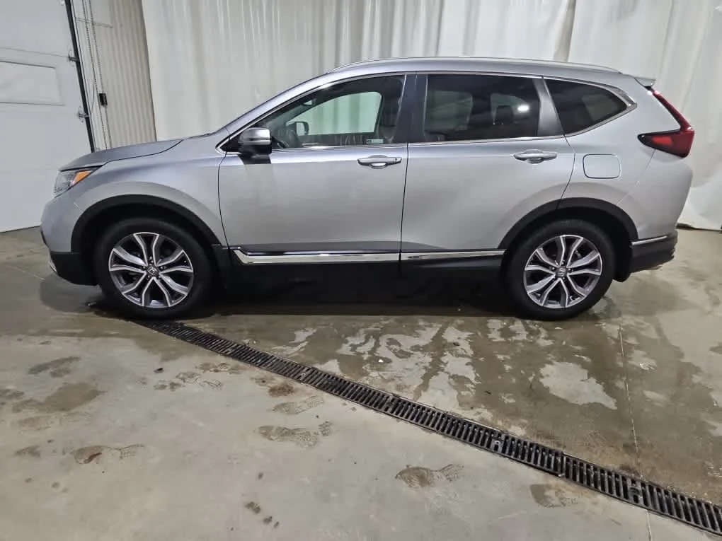 Used 2022 Lunar Silver Metallic Honda Touring image 3