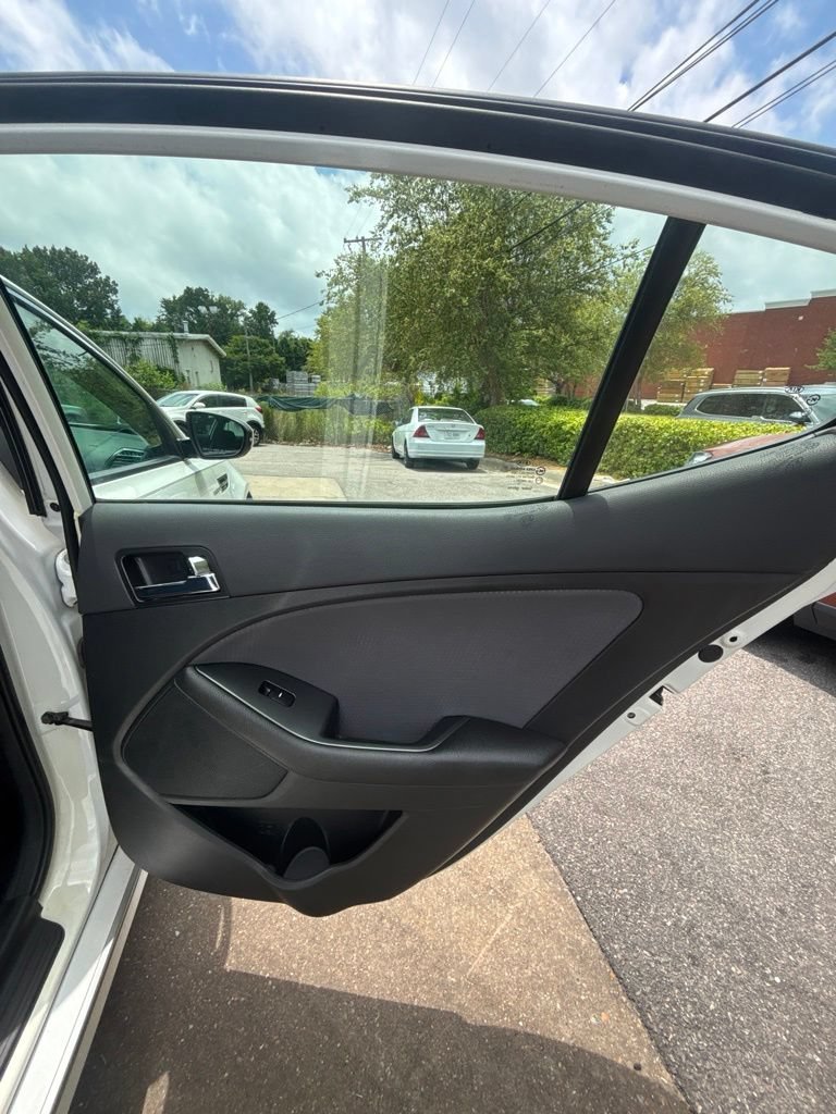 Used 2013 Black Kia LX image 21