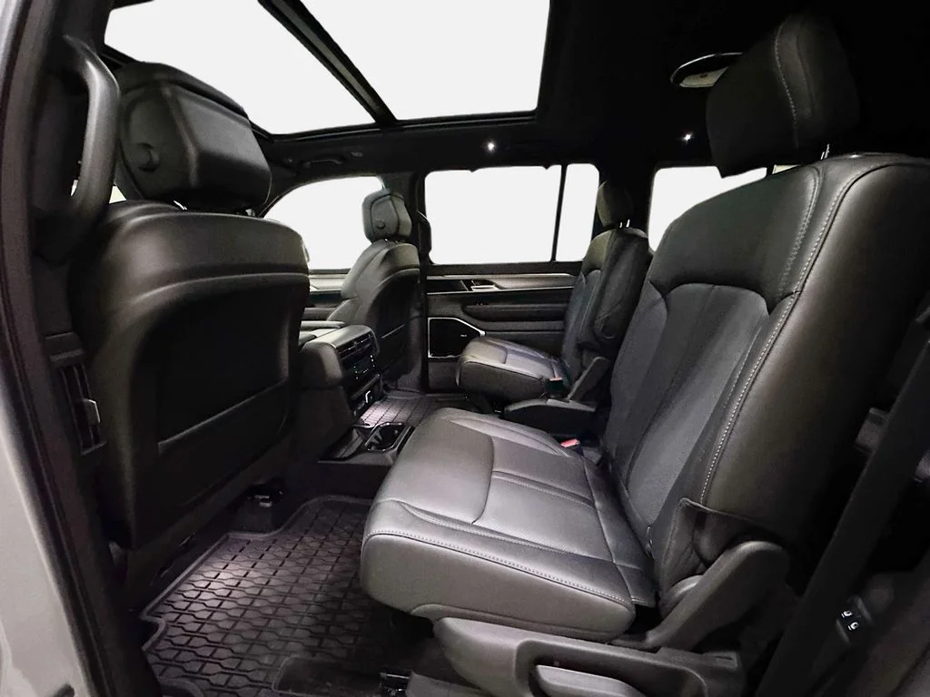 New 2026 Silver-Zynith Exterior Paint Jeep Reserve image 13