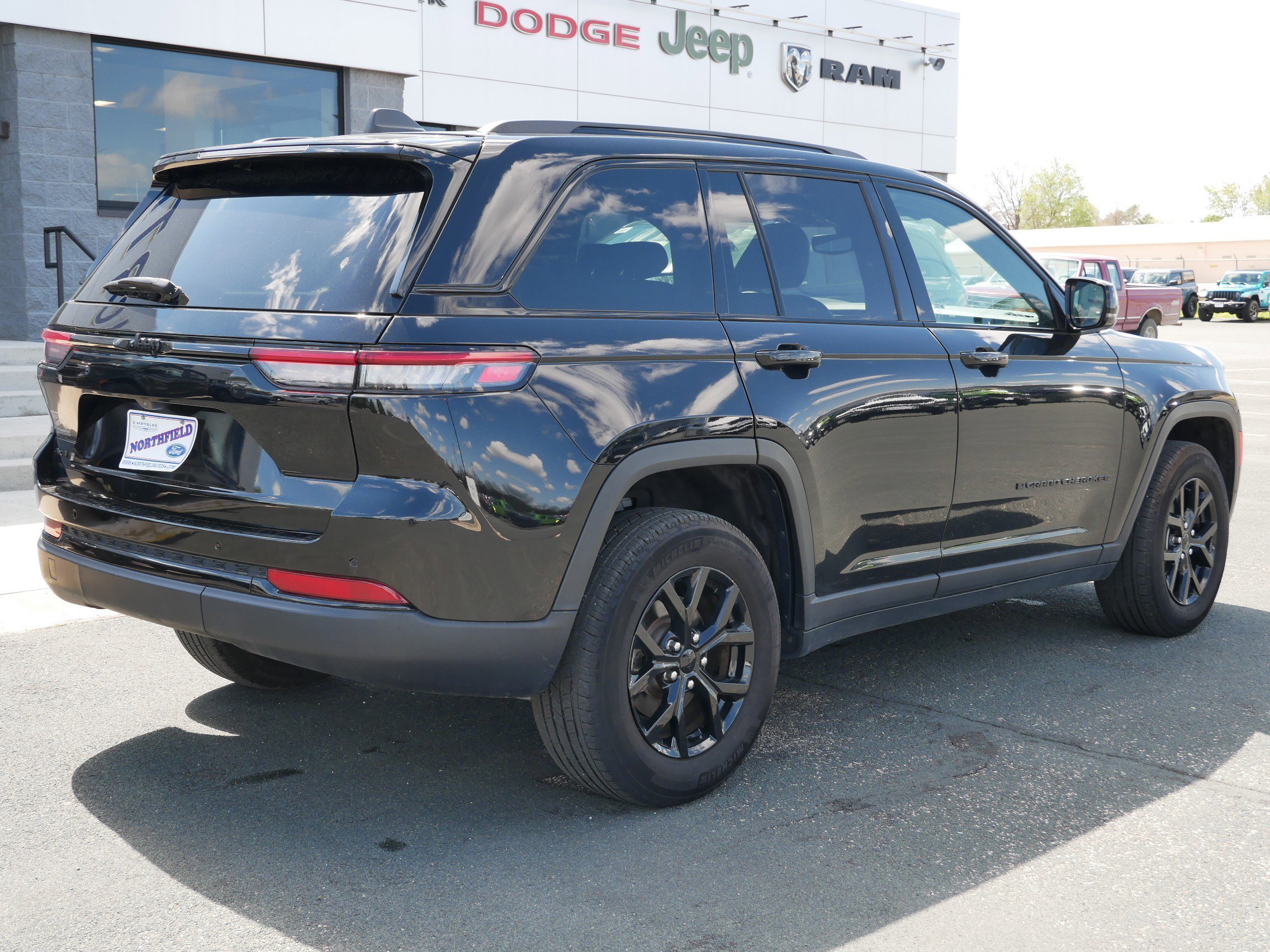 Used 2024 Diamond Black Crystal Pearlcoat Jeep Altitude image 8