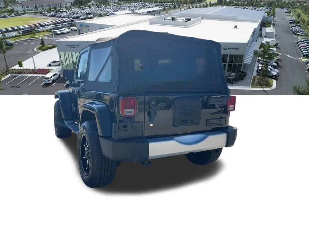 Used 2015 Black Jeep Sahara image 13