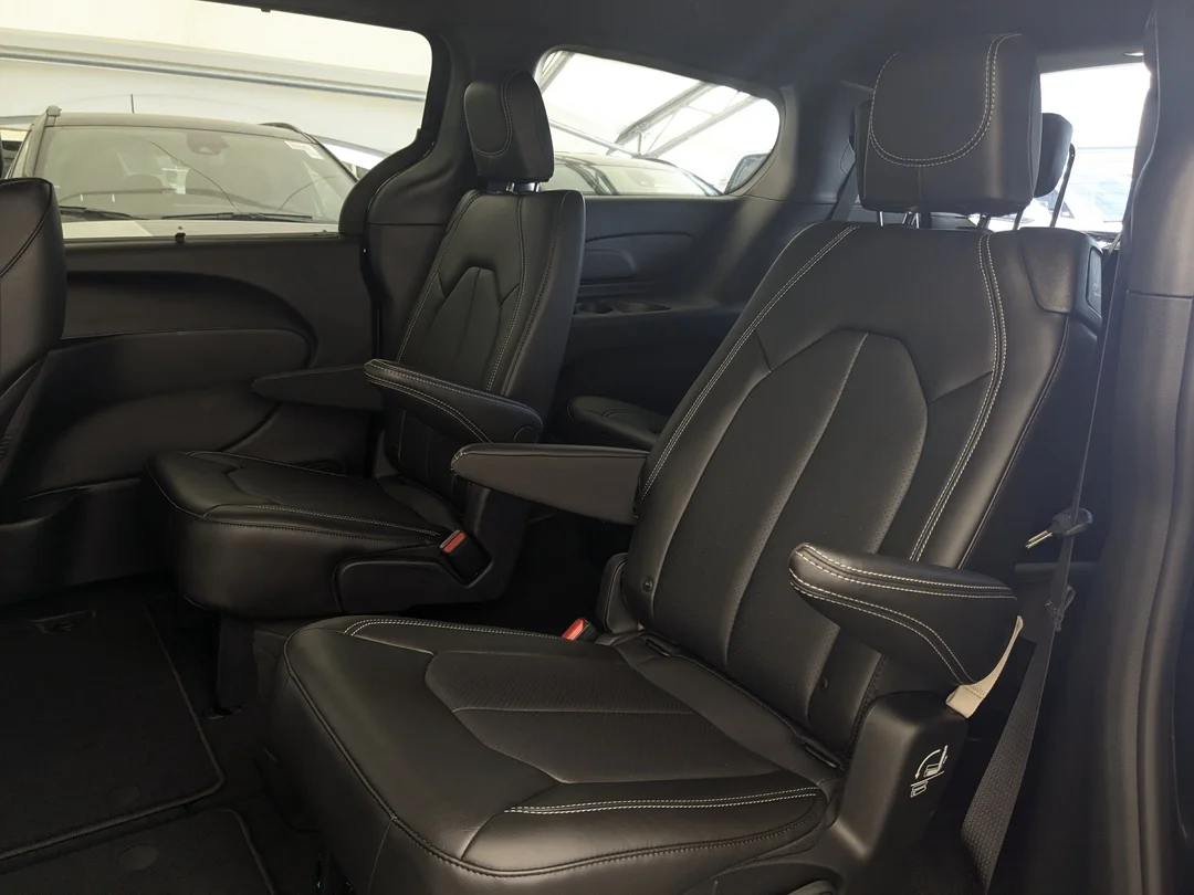 New 2027 Black Chrysler Select - - AWD - Safety Sphere Pkg - Stow n Go Seating - Heated Seats - Remote Start & More! image 25
