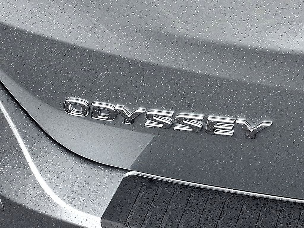 New 2026 Solar Silver Metallic Honda Touring image 5