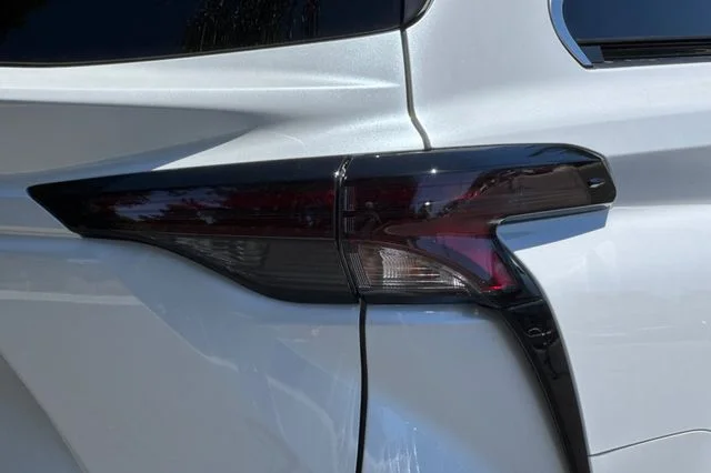 New 2026 Wind Chill Pearl <sup>1</sup> Toyota  XLE image 32