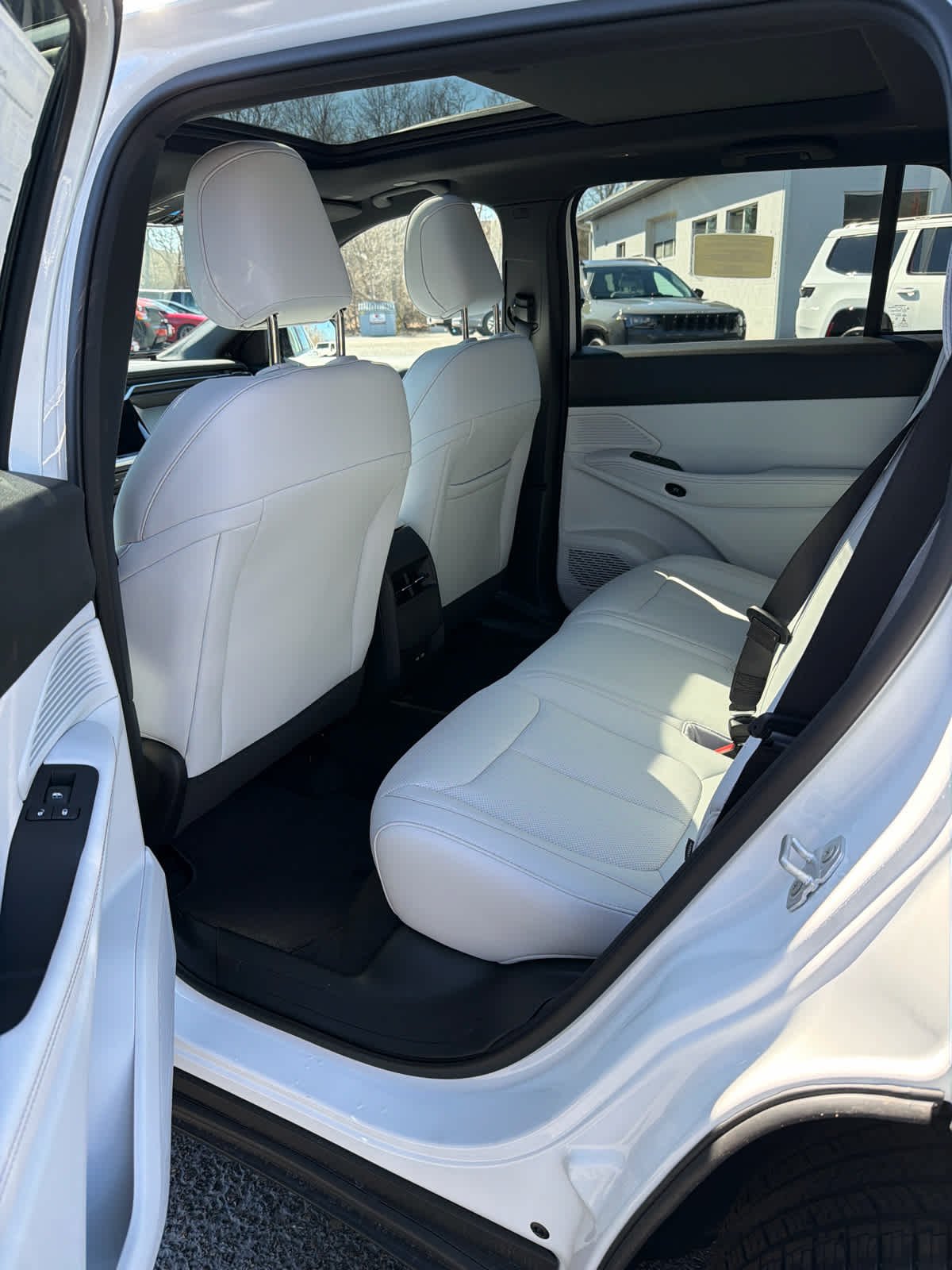 New 2026 Bright White Clear-Coat Exterior Paint Jeep Limited image 11