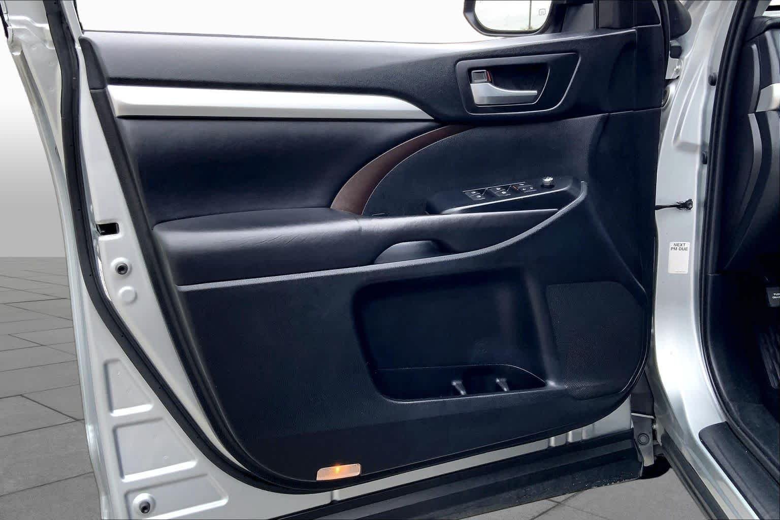 Used 2019 Celestial Silver Metallic Toyota XLE image 22