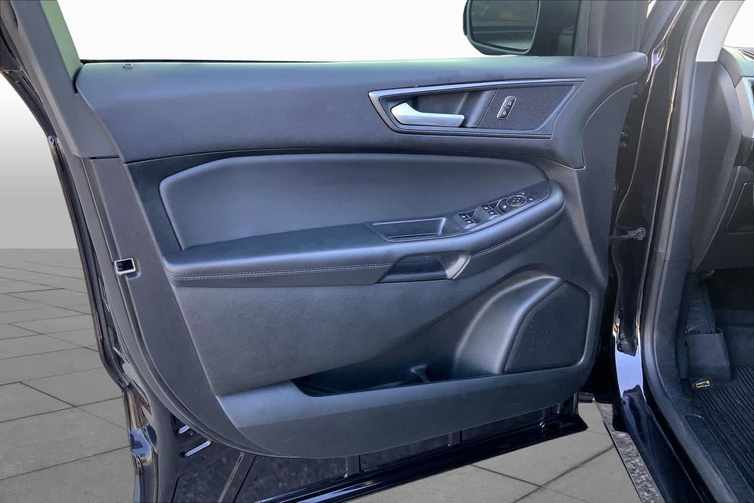 Used 2024 Agate Black Metallic Ford SE image 20