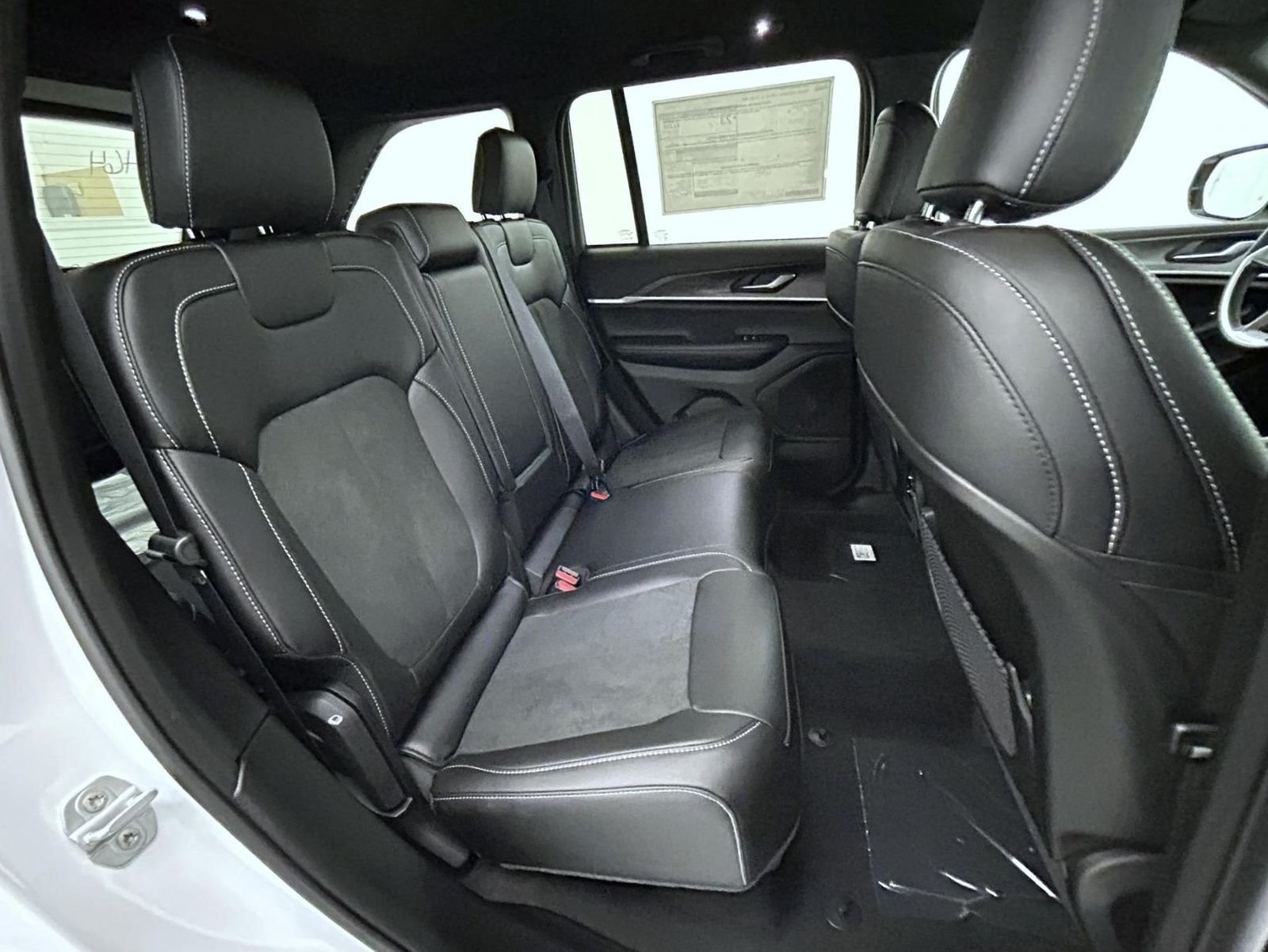 New 2026 Bright White Clear-Coat Exterior Paint Jeep Altitude image 18