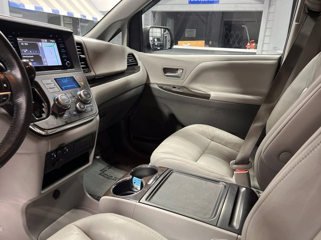 Used 2018 Blizzard Pearl Toyota XLE image 13