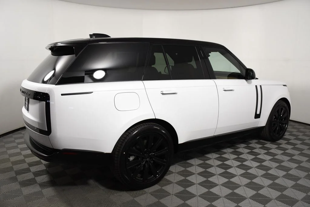 New 2026 Ostuni Pearl Wh Land Rover SE image 7