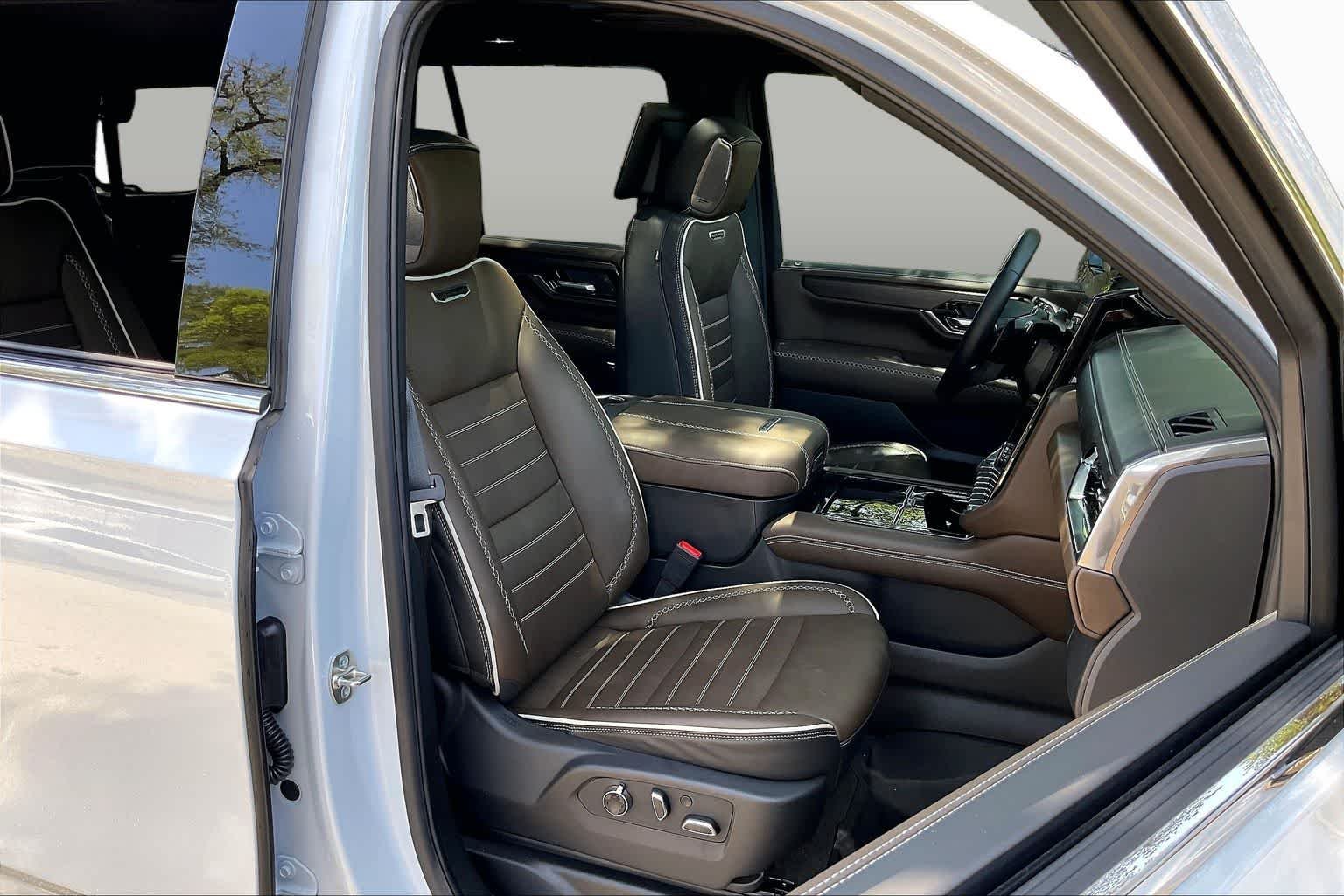 Used 2026 Glacier White Tricoat GMC Denali Ultimate image 8