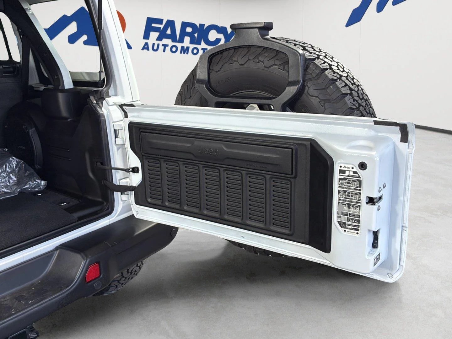 Used 2024 Bright White Clearcoat Jeep Rubicon X image 17