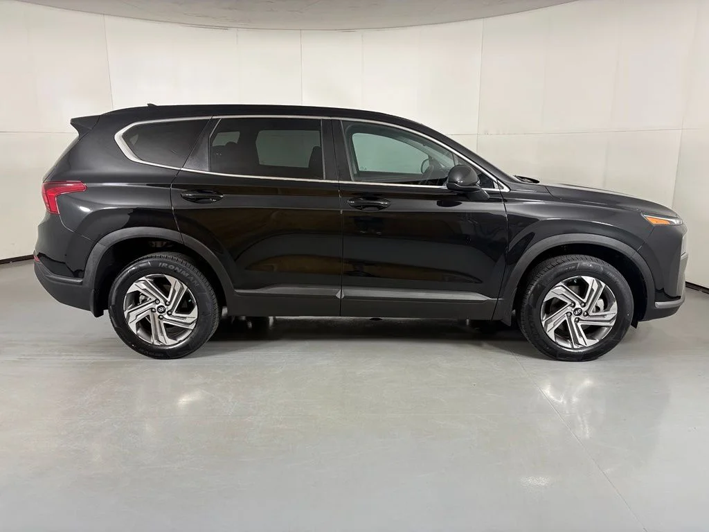 Used 2023 Black Hyundai SE image 9