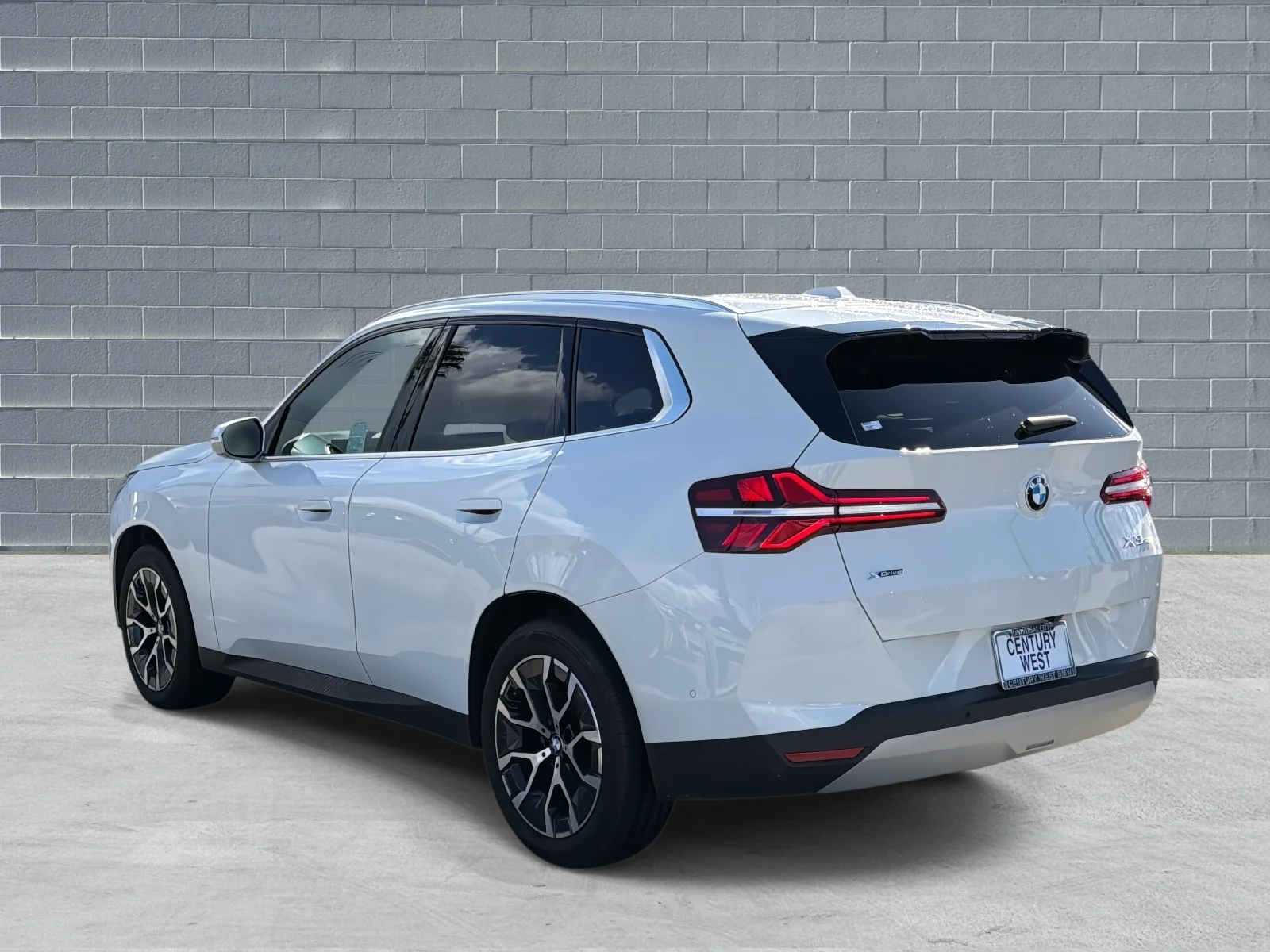 Used 2025 Alpine White BMW 30 xDrive Sports Activity Vehicle image 3