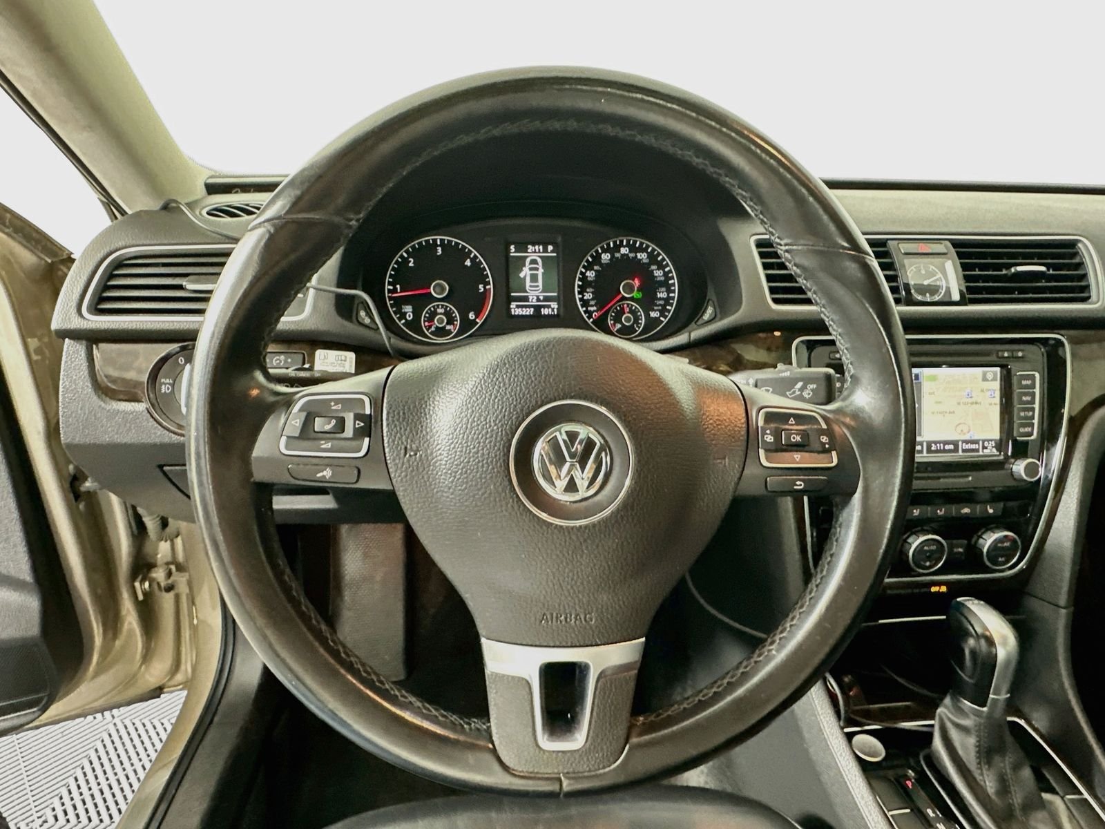 Used 2015 Titanium Volkswagen TDI SEL Premium image 11
